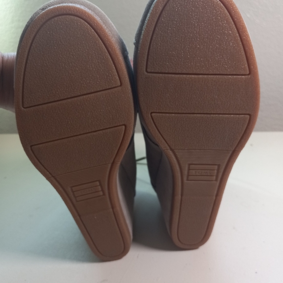 NEW TOMS SHOES - Picture 8 of 10